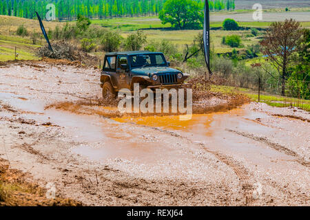 Harrismith, Sud Africa - 02 Ottobre 2015: 4x4 Driver di fango della formazione di Camp Jeep nel Drakensberg Foto Stock