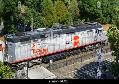 Il 5 settembre 2017 Sunnyvale / CA / STATI UNITI D'AMERICA - Vista aerea di una stanza Caltrain motore nella parte sud di San Francisco Bay Foto Stock