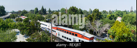 Il 5 settembre 2017 Sunnyvale/CA/USA - Vista aerea di Caltrain nel sud della baia di San Francisco Foto Stock