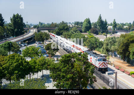 Il 5 settembre 2017 Sunnyvale/CA/USA - Vista aerea di Caltrain nel sud della baia di San Francisco Foto Stock