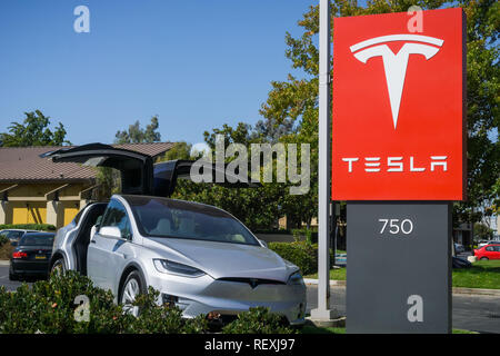 Il 3 ottobre 2017 Sunnyvale/CA/USA - logo Tesla e auto visualizzato nella parte anteriore di uno showroom situato nella baia di San Francisco Foto Stock