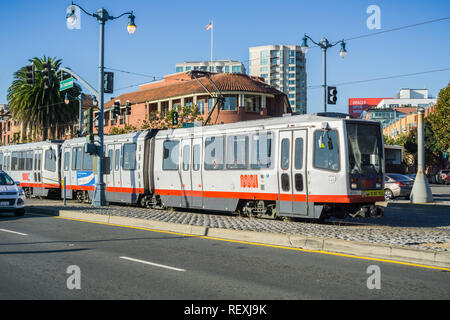 7 ottobre 2017 San Francisco/CA/USA - Il tram che passa sull'Embarcadero road Foto Stock