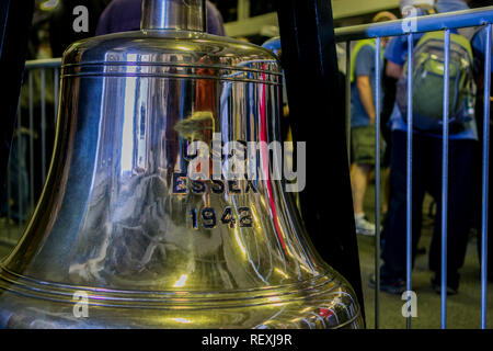 7 ottobre 2017 San Francisco/CA/USA - La Campana in ottone della USS Essex un assalto anfibio nave attraccata al Molo 30 Foto Stock