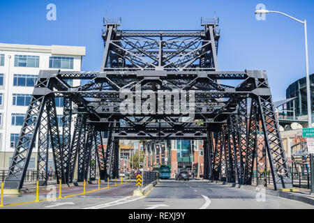 7 ottobre 2017 San Francisco/CA/USA - ponte levatoio su vie navigabili in Mission Bay quartiere Foto Stock