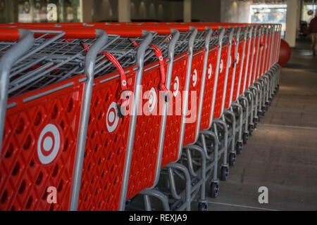 Ottobre 12, 2017 Sunnyvale/CA/USA - Target impilati i carrelli della spesa con il logo della società sul lato, un occhio di bue Foto Stock