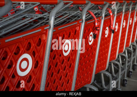 Ottobre 12, 2017 Sunnyvale/CA/USA - Target impilati i carrelli della spesa con il logo della società sul lato, un occhio di bue Foto Stock