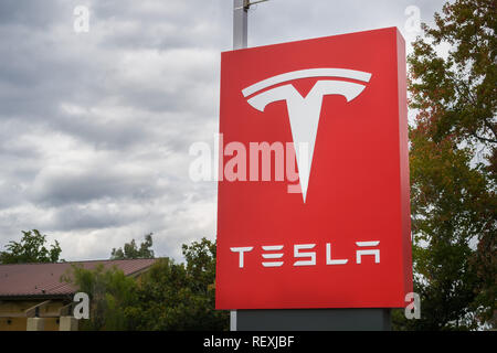 2 novembre 2017 Sunnyvale/CA/USA - Tesla logo nella parte anteriore di uno showroom situato nella baia di San Francisco; cielo nuvoloso in background Foto Stock