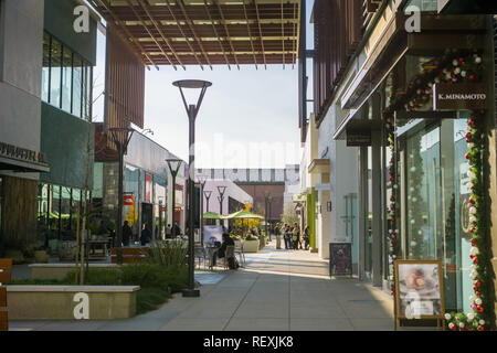 Dicembre 7, 2017 Palo Alto / CA / STATI UNITI D'AMERICA - Camminare attraverso l'aria aperta Stanford shopping center di San Francisco Bay Area Foto Stock