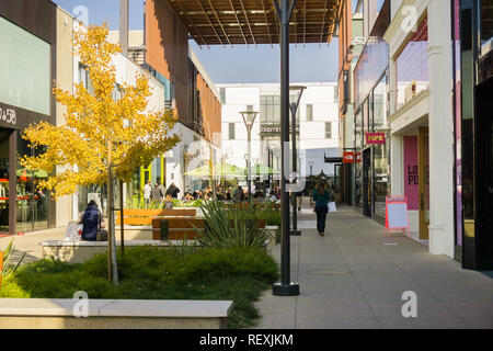 Dicembre 7, 2017 Palo Alto / CA / STATI UNITI D'AMERICA - Camminare attraverso l'aria aperta Stanford shopping center di San Francisco Bay Area Foto Stock