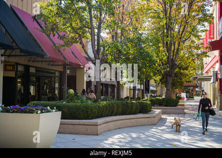 Dicembre 7, 2017 Palo Alto / CA / STATI UNITI D'AMERICA - Camminare attraverso l'aria aperta Stanford shopping center di San Francisco Bay Area Foto Stock