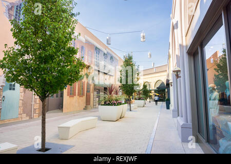 Dicembre 7, 2017 Palo Alto / CA / STATI UNITI D'AMERICA - Vicolo e panchine in grandi open air Stanford Shopping Mall, la baia di San Francisco, California Foto Stock