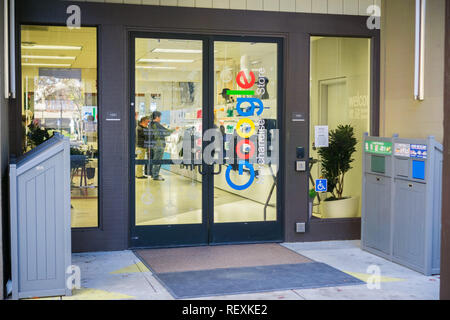 Dicembre 13, 2017 Mountain View / CA / STATI UNITI D'AMERICA - Google Merchandise Store si trova nel campus di Google nella Silicon Valley, San Francisco Bay Area Foto Stock