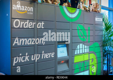 Dicembre 13, 2017 Los Altos / CA / STATI UNITI D'AMERICA - Amazon locker situato all'interno di Whole Foods in San Francisco Bay Area Foto Stock