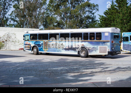 Dicembre 23, 2017 San Simeon / CA / STATI UNITI D'AMERICA - Il Castello di Hearst tour bus Foto Stock