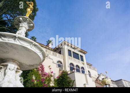 Dicembre 23, 2017 San Simeon / CA / STATI UNITI D'AMERICA - La facciata della Casa del Mar, uno dei cottage che utilizzato per gli ospiti, il Castello di Hearst Foto Stock