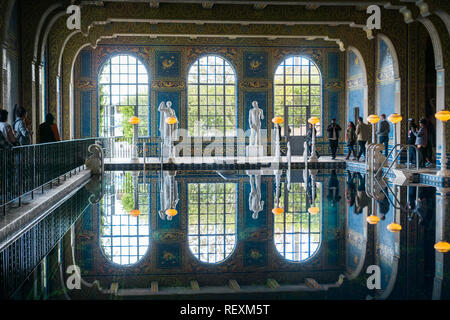 Dicembre 23, 2017 San Simeon / CA / USA - Le persone che visitano la piscina coperta piscina romana, il Castello di Hearst Foto Stock