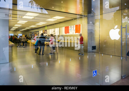 Dicembre 24, 2017 San Luis Obispo / CA / STATI UNITI D'AMERICA - People shopping presso l'Apple store si trova nel centro di Foto Stock