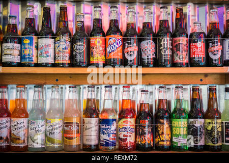 Dicembre 24, 2017 San Luis Obispo / CA / STATI UNITI D'AMERICA - vari sapori di soda bevande in un negozio nel centro cittadino di San Luis Obispo Foto Stock