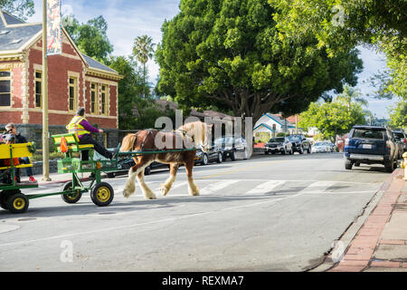 Dicembre 24, 2017 San Luis Obispo / CA / STATI UNITI D'AMERICA - carrozza prendendo le persone per un tour attorno alla parte storica della città Foto Stock