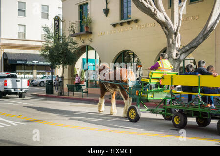 Dicembre 24, 2017 San Luis Obispo / CA / STATI UNITI D'AMERICA - carrozza prendendo le persone per un tour attorno alla parte storica della città; il visitatore Infor Foto Stock
