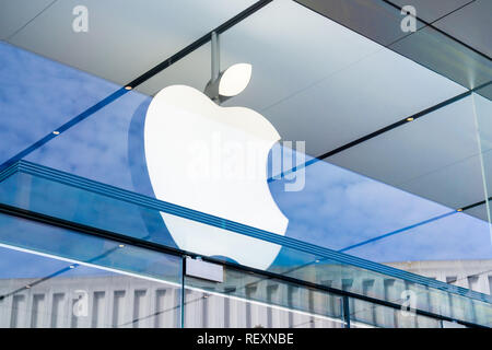 Gennaio 11, 2018 Palo Alto / CA / STATI UNITI D'AMERICA - logo Apple sopra l'entrata al negozio situato a Stanford shopping center Foto Stock