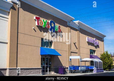 Gennaio 30, 2018 Sunnyvale / CA / STATI UNITI D'AMERICA - Toys R Us entrata a uno dei negozi si trova nella baia di San Francisco Foto Stock