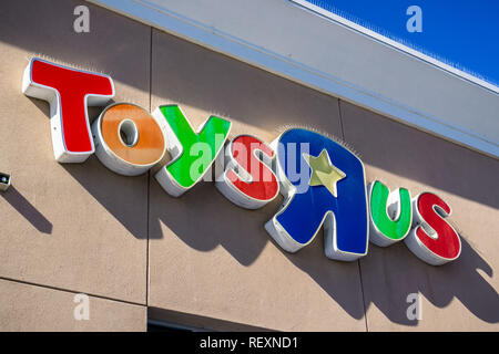 Gennaio 30, 2018 Sunnyvale / CA / STATI UNITI D'AMERICA - Toys R Us logo sopra l'entrata di uno dei negozi nella zona della baia di San Francisco Foto Stock