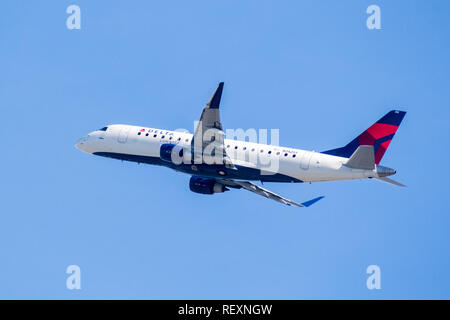 Il 31 gennaio 2018 San Jose / CA / STATI UNITI D'AMERICA - Delta Airlines aereo subito dopo il decollo da Norman Y. Mineta San Jose International Airport, Silicon Valley Foto Stock