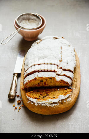 Close up in casa tradizionale torta stollen. Dresdner Cristo pasticceria Foto Stock