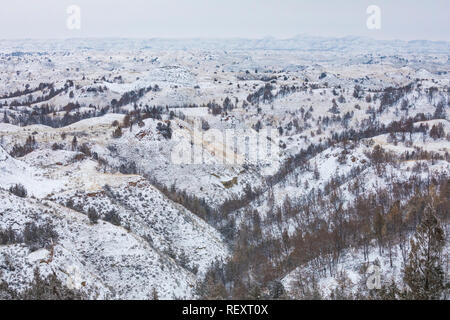 Snow-covered badlands in November in the South Unit of Theodore Roosevelt National Park, North Dakota, USA Foto Stock