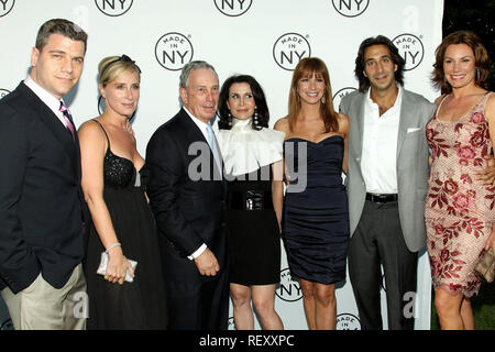 New York, Stati Uniti. 6 giugno 2011. Tom Murro, Sonja Morgan, il sindaco di New York Michael Bloomberg, il Commissario per i media e l'intrattenimento di New York Katherine Oliver, Jill Zarin, Jacques Azoulay, la contessa Luann de Lesseps visita il sesto premio annuale Made in NY alla Gracie Mansion di New York, USA. Crediti: Steve Mack/S.D. Mack Pictures/Alamy Foto Stock