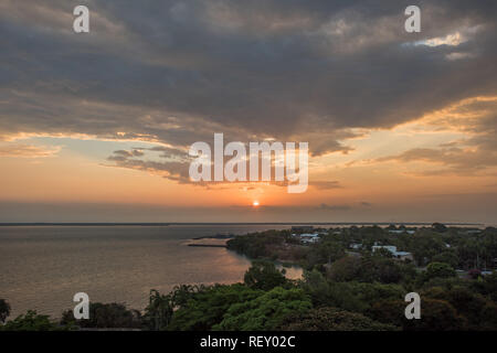 Darwin, Northern Territory, Australia-October 5,2017: vista sulla zona lungomare con vegetazione lussureggiante e marina a sunset​ a Darwin, in Australia Foto Stock