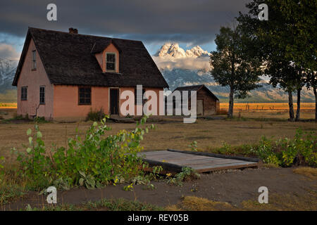 WY02891-00...WYOMING - La Casa Rosa, una vecchia casa colonica sulla storica mormone fila nelle prime ore del mattino al Parco Nazionale di Grand Teton. Foto Stock