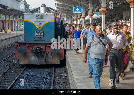 Kandy stazione ferroviaria, Sri Lanka, . Grande gruppo di pendolari venuto fuori del treno durante la mattina ora di punta Foto Stock
