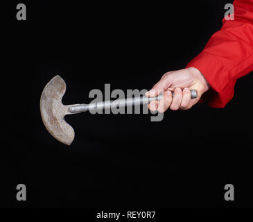 Chef in rosso uniforme tessile azienda vecchio coltello di metallo per la carne e le verdure Foto Stock