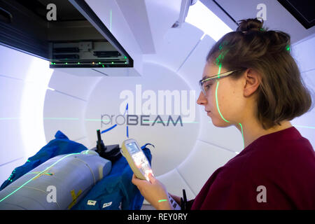 La radiografa Melissa Bentley con un manichino di prova come dimostra il nuovo centro di terapia Proton Beam dell'NHS presso l'ospedale Christie di Manchester, come Mason Kettley (non illustrato) di 15 anni, che ha un raro tumore cerebrale, si prepara a sottoporsi a un trattamento leader a livello mondiale. Foto Stock