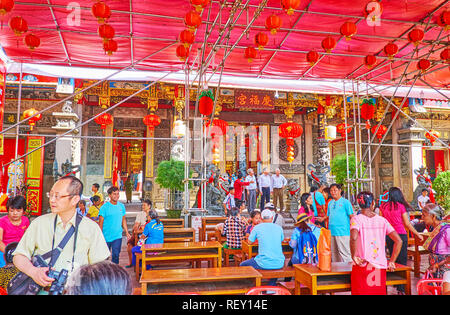 YANGON, MYANMAR - 17 febbraio 2018: le tabelle per la vacanza la cena nel cortile decorato di Hock Kheng Keong Tempio durante il Nuovo Anno Cinese (molla F Foto Stock