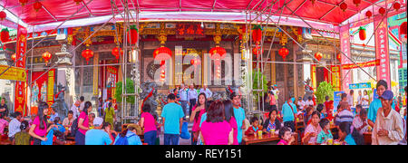 YANGON, MYANMAR - 17 febbraio 2018: i visitatori di Hock Kheng Keong tempio sulla cena gratis grazie al nuovo anno cinese (Festa della Primavera), in Febbraio Foto Stock