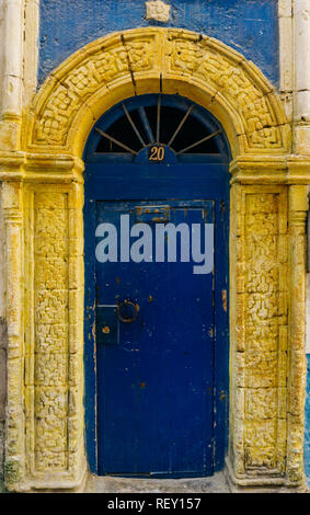 Blu porta arabo in Marocco (Marrakech). Tradizionale stile orientale e design in paesi a maggioranza musulmana Foto Stock