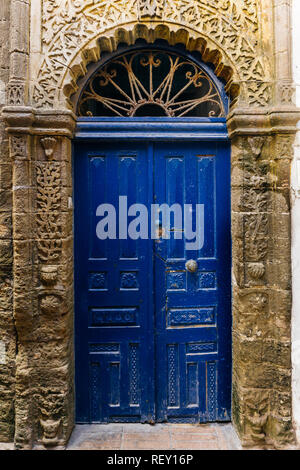 Blu porta arabo in Marocco (Marrakech). Tradizionale stile orientale e design in paesi a maggioranza musulmana Foto Stock
