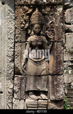 Statua di donna coronata sulla parete del tempio Foto Stock