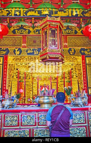 YANGON, MYANMAR - 17 febbraio 2018: il principale santuario di Hock Kheng Keong (Qingfu) Tempio con belle intagliato e dipinto decori, lanterne vintage, bocce Foto Stock