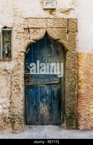 Il vecchio arabo porta in Marocco (Marrakech). Tradizionale stile orientale e design in paesi a maggioranza musulmana Foto Stock