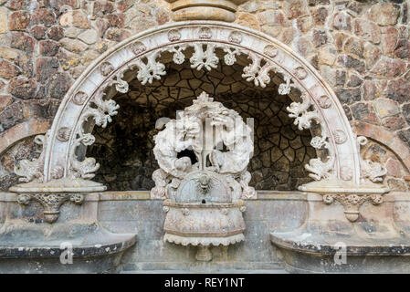 Scultura in il custode di un portale in la Quinta de Regaleira park Foto Stock