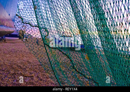 Hastings Stade barca da pesca sbarco all'alba, East Sussex. Regno Unito Foto Stock