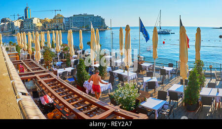 ST Julians, Malta - 20 giugno 2018: Panorama della costiera all'aperto ristorante, situato tra Balluta e baie Spinola, il 20 giugno a St Julians. Foto Stock