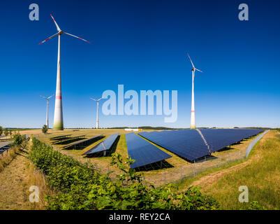 Alcuni impianti di energia eolica e Photovoltaik pannelli nella campagna agricola Foto Stock
