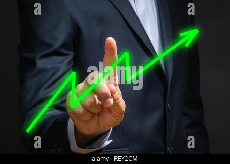 Economia, finanza, il salvataggio, il sistema bancario e il concetto di persone - close up di un uomo che indossa tuta puntando al grafico in crescita Foto Stock