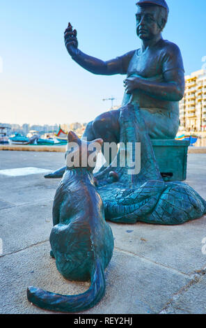 ST Julians, Malta - 20 giugno 2018: la moderna statua del pescatore e cat a Spinola Bay è il principale punto di riferimento del lungomare, il 20 giugno Foto Stock