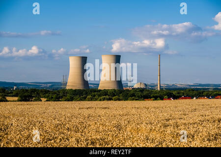 Le torri di raffreddamento della centrale nucleare di Grafenrheinfeld nella campagna agricola Foto Stock